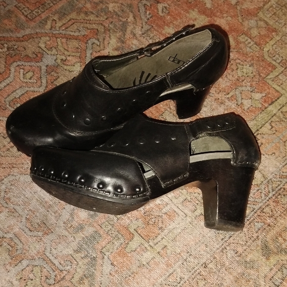 Dansko Shoes - Elegant Dansko Black Women's Heel Clogs - Size 40 (9)